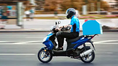 Çekmeköy'de bir otomobil sürücüsü trafikte tartıştığı kuryenin ayağını ezdi