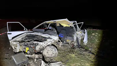 Afyonkarahisar’da feci kaza : Otomobiller kafa kafaya çarpıştı! 1 ölü, 1 ağır yaralı