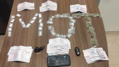 Sancaktepe'de bir araçta 39.8 gram narkotik madde yakalandı