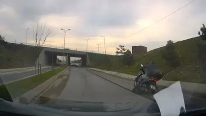 Başakşehir’de çukura giren motosiklet sürücüsü yere düştü