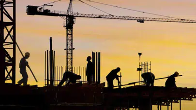 Antalya'da bir işçi inşaattan düşüp, hayatını kaybetti