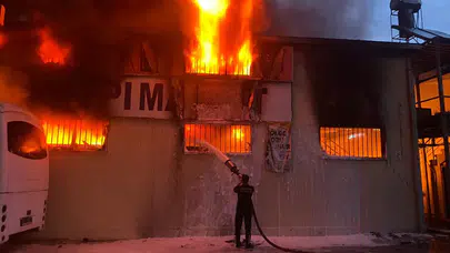 Antalya'da yangın : İnşaat malzemeleri deposu alev alev