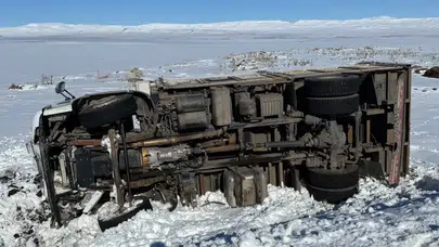 Kars’ta kamyon şarampole devrildi : Sürücü yaralandı