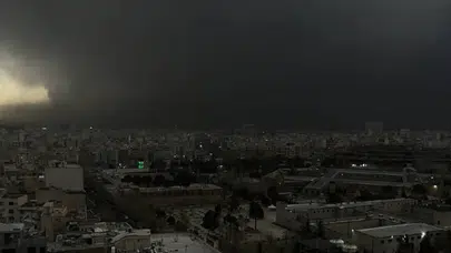 Tahran'da gökyüzü siyah bulutlarla kaplandı
