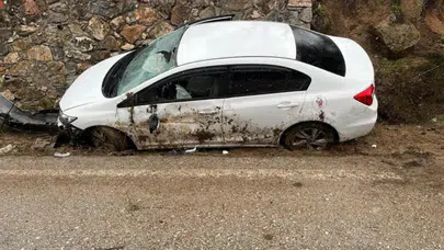 Bursa'da otomobil istinat duvarına çarptı : Yaralılar var