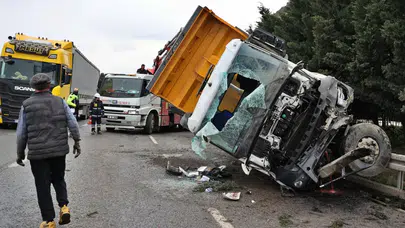 Ordu-Samsun kara yolunda tır devrildi, uzun araç kuyrukları oluştu