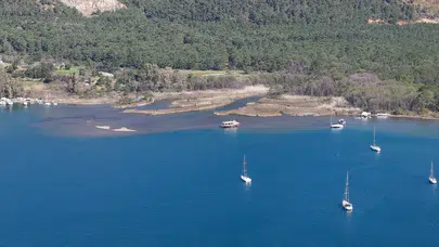 Marmaris'te deniz suyu çekildi, kıyıda kum adacıkları oluştu