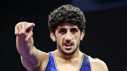 Milli güreşçi Azat Sarıyar bronz madalya kazandı