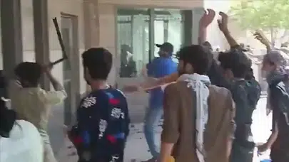 Göstericiler ABD Konsolosluğu'nu bastı , çok sayıda ölü var