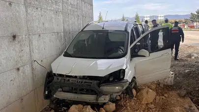 Tokat'ta bir otomobil beton duvara çarparak durabildi : 5 kişi yaralandı