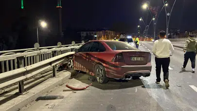 Kayseri'de kontrolden çıkan araç bariyerlere çarptı