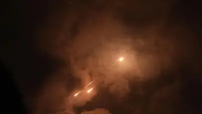 İran, İsrail'de kritik noktaları vurdu : Çok sayıda yaralı var