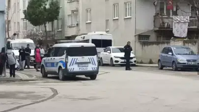 İnegöl’de komşu kavgası kanlı bitti : Bıçak ve sopayla 2 kadını yaralayıp kaçtı!