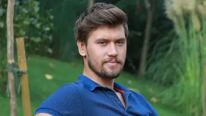 Survivor 2026'da Duygusal Anlar Yaşayan Serhan Onat Kimdir ve Nişanlısı Merve Küsmenoğlu Hakkında Bilgiler Neler?