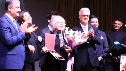 Oyuncu Meral Çetinkaya'ya 'Sakıp Sabancı Yaşam Boyu Başarı Ödülü' verildi