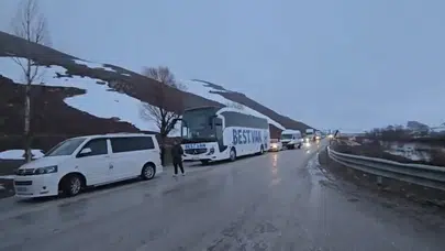 Yüksekova-Van kara yolunda heyelan : Kayalar yolu kapattı, ulaşım durdu