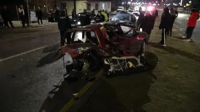 Malatya'da otomobilin çarptığı Tofaş hurdaya döndü : Yaralılar var