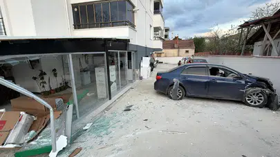 Tokat'ta otomobil markete girdi : Kazada 2 kişi yaralandı
