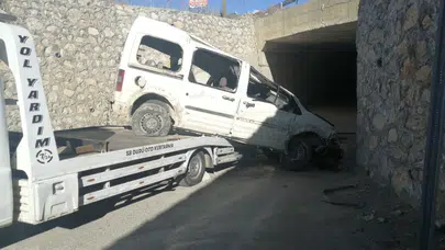 Isparta'da kaza : Araç 5 metrelik köprüden alt geçide düştü