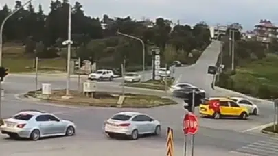 Manavgat’ta kırmızı ışık ihlali kazası : Tofaş başka araca çarptı