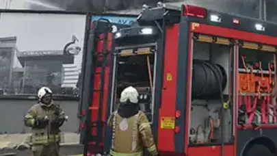 Fatih’te 3 katlı gelinlik mağazasında yangın : İş yerinde hasar oluştu