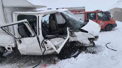 Hakkari'de kaza : 2 kamyonet kafa kafaya çarpıştı