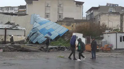 Hatay'da fırtına bilançosu : 2 araç hasar gördü, elektrik direkleri devrildi
