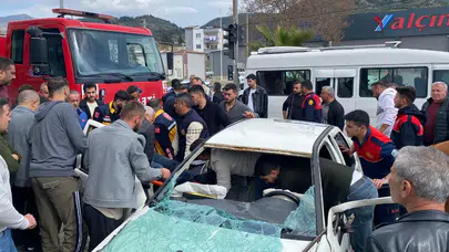 Osmaniye'de kaza : Otomobil inşaat malzemelerine çarptı, 2'si ağır 3 yaralı