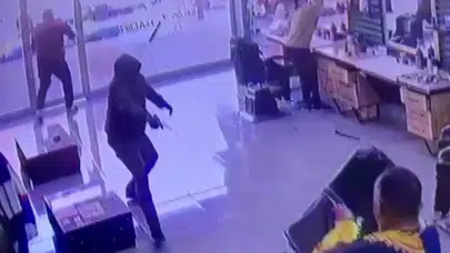 Adana'da berber dükkanında dehşet anları : Kapüşonlu saldırgan kurşun yağdırdı!