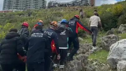 Antalya'da kayalıklara düşen kadın kurtarıldı