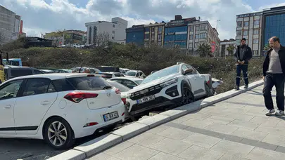 Arnavutköy'de fren ile gazı karıştıran sürücü 2 aracın üzerine çıktı