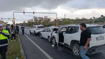 Manavgat'ta bir sürücü trafik ışıklarında bekleyen araçlara çarptı : 4 kişi yaralandı