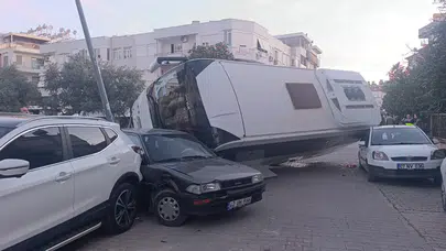 Manavgat’ta zincirleme kaza : Otel servisi park halindeki araçların üzerine devrildi