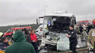 Polis servisi kaza yaptı! 4’ü ağır 30 yaralı