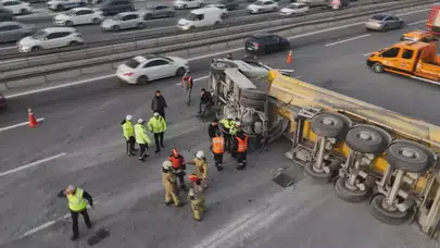 Eyüpsultan TEM Otoyolu’nda hafriyat kamyonu devrildi!