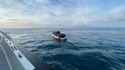 İzmir açıklarında 37 düzensiz göçmen yakalandı, 42 göçmen kurtarıldı