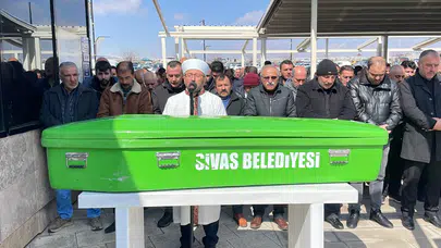 Sivas'ta 15 yaşındaki çocuğun öldürdüğü babası ve ağabeyi son yolculuğuna uğurlandı