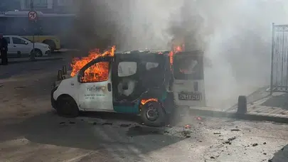 Gaziosmanpaşa’da park halindeki araç alevlere teslim oldu