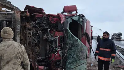 Van-Erciş kara yolunda tır devrildi : 1 yaralı