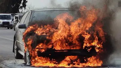 Antalya'da bir hafta önce aldığı otomobil alev alev yandı