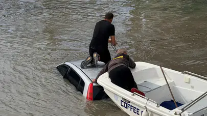 Antalya'da korkutan kaza : Otomobil Köprüçayı Irmağı’na uçtu