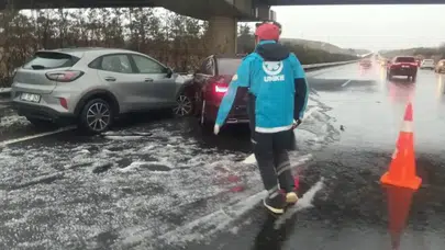 Şanlıurfa'da dolu yağışı zincirleme kazaya neden oldu