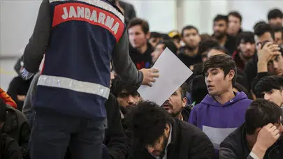 Sivas'ta göçmen kaçakçılarına darbe : 111 düzensiz göçmen yakalandı , 19 şüpheli tutuklandı