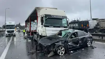 Kocaeli TEM Otoyolu'nda zincirleme kaza : 6 araç birbirine girdi, İstanbul yönü ulaşıma kapandı