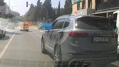 İzmir'de trafikte tehlikeli anlar : Önce aracı sıkıştırdı, sonra kırmızı ışıkta geçti