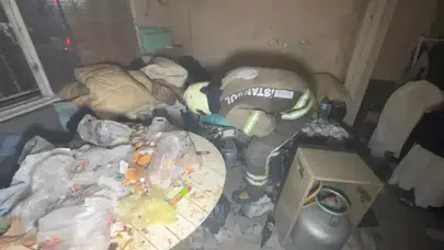 Avcılar'da çöp evde yangın paniği : Görme engelli adam evden çıkmak istemedi