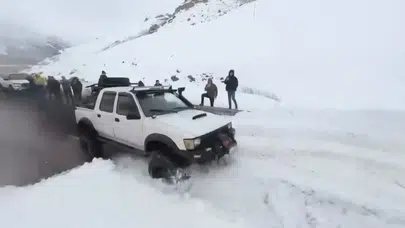 Trabzon-Bayburt kara yoluna çığ düştü, off-road ekipleri yardıma koştu