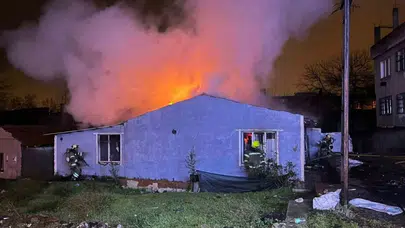 Tokat'ta iki katlı ev alevlere teslim oldu : 2 kişi dumandan etkilendi