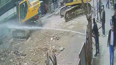Zeytinburnu’nda yıkım faciası! Beton parçası isabet eden 6 yaşındaki çocuk hayatını kaybetti