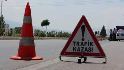 TEM Otoyolu'nda kaza : Otomobil yön levhasına saplandı